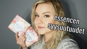 Nainen pitää käsissään essencen uusia crystal power paletteja