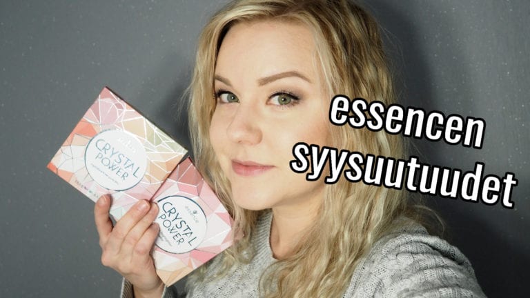 Nainen pitää käsissään essencen uusia crystal power paletteja