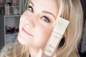 Clarins Everlasting Meikkivoide jättää kauniin mattaisen pinnan, joten sen päälle ei tarvitse laittaa puuteria.