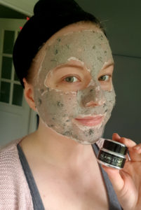 Glamglow Youthmud kasvonaamio mustassa purkissa sisältää vihreää teetä