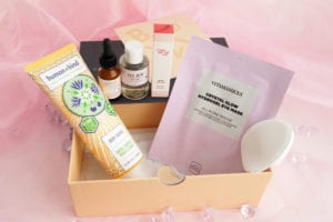Goodieboxin sisältö avattuna laatikossa, sillä boxin laatikkoa voi käyttää myös säilytykseen.