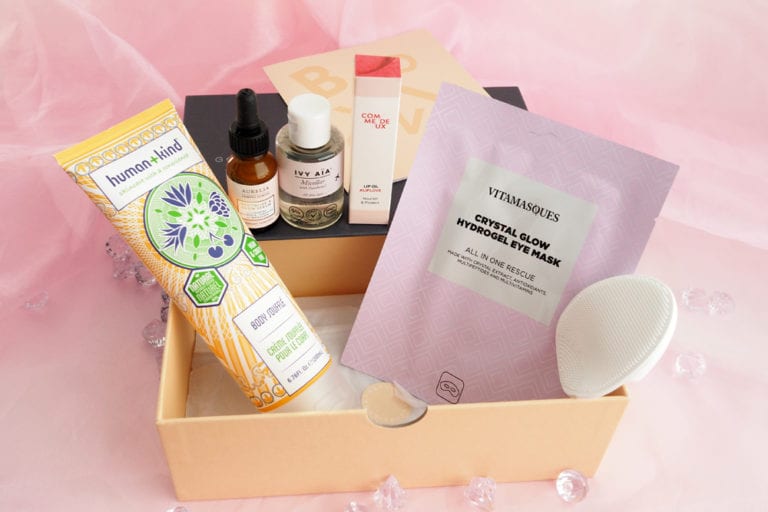 Goodieboxin sisältö avattuna laatikossa, sillä boxin laatikkoa voi käyttää myös säilytykseen.