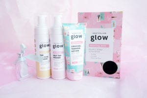 Itseruskettavia Asutralian Glow merkiltä, värinpoistomousse, ruskettava mousse, levityskinnas ja päivettävä voide.