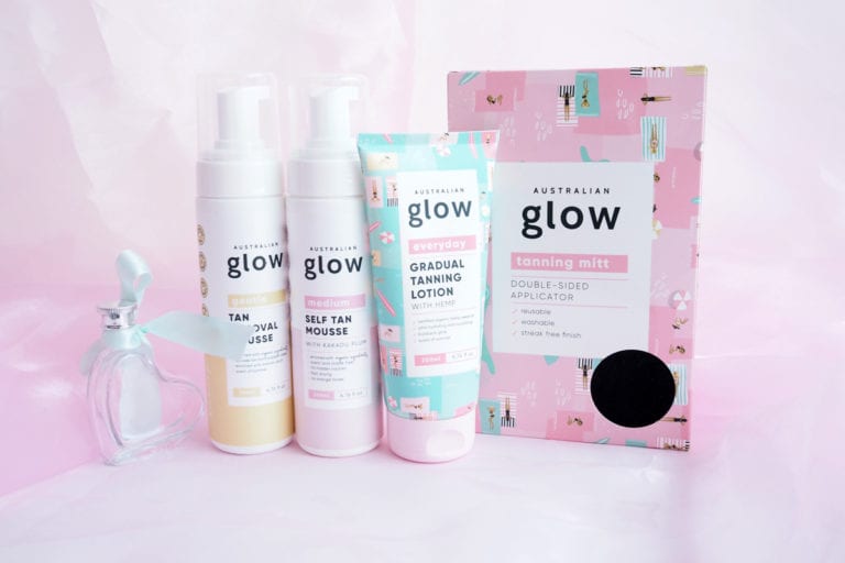Itseruskettavia Asutralian Glow merkiltä, värinpoistomousse, ruskettava mousse, levityskinnas ja päivettävä voide.