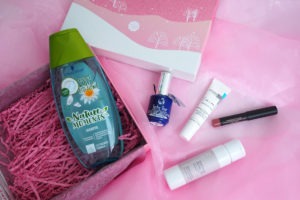 Glossybox joulukuu sisälsi shampoon, kynsilakan ja ihonhoitotuotteita.