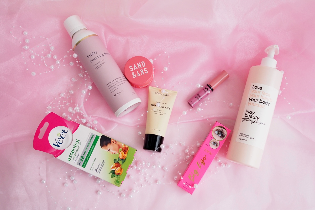 Ruotsin kosmetiikkashoppailut, jossa suihkuvaahto, karvanpoistovaha kasvoille, deodorantti ja huulikiilto.