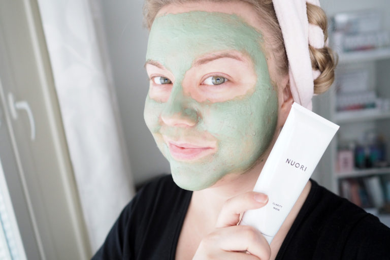 Nuori Clarity Mask savinaamio testissä