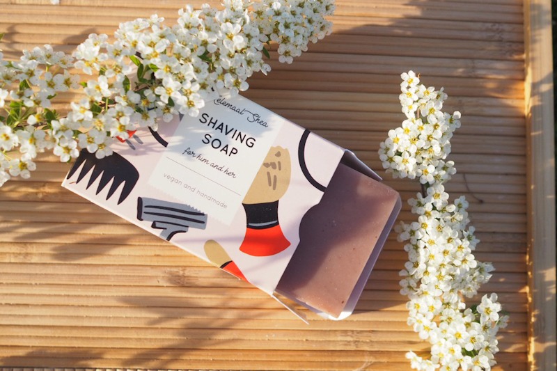 Sheivaussaippua, HelemaalShea, flatlay kuva jossa kukkia koristeena