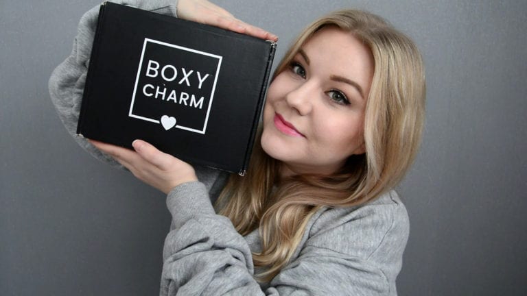 Maria Glow pitää tammikuun boxucharm boxia käsissään.
