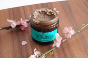 The Body Shopin mutanaamio kasvoille on väriltään harmaan ruskeaa.