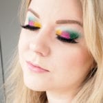 Tässä vappumeikissä on käytettyä kolme eri väristä glitteriä silmäluomilla.
