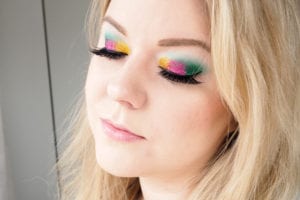 Tässä vappumeikissä on käytettyä kolme eri väristä glitteriä silmäluomilla.
