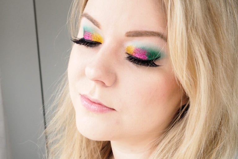 Tässä vappumeikissä on käytettyä kolme eri väristä glitteriä silmäluomilla.