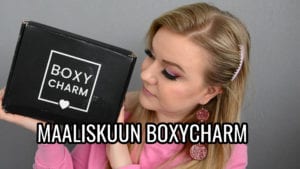 Nainen pitelee Boxycharm pakkausta ja kuvassa lukee teksti Viimeinn Boxycharm.